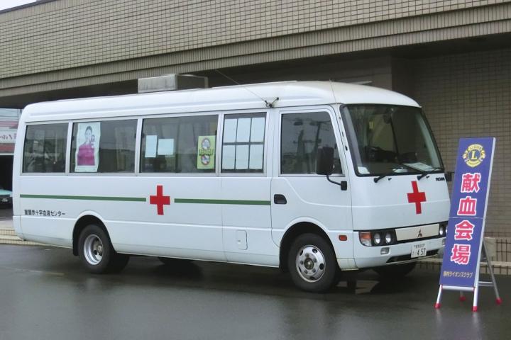 JA静内前に駐車した献血バス。