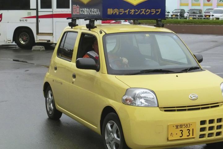 雨の日も広報車は大活躍。