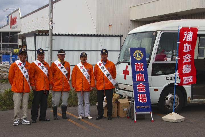 マックスバリュ静内店前の駐車場で。