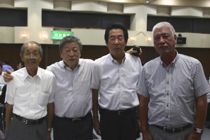地区ガバナーL松浦則雄（左から2人目）、静内LCのL山下芳夫、L津山茂とL木村春夫。