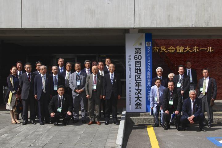 苫小牧市民会館の前に記念撮影。