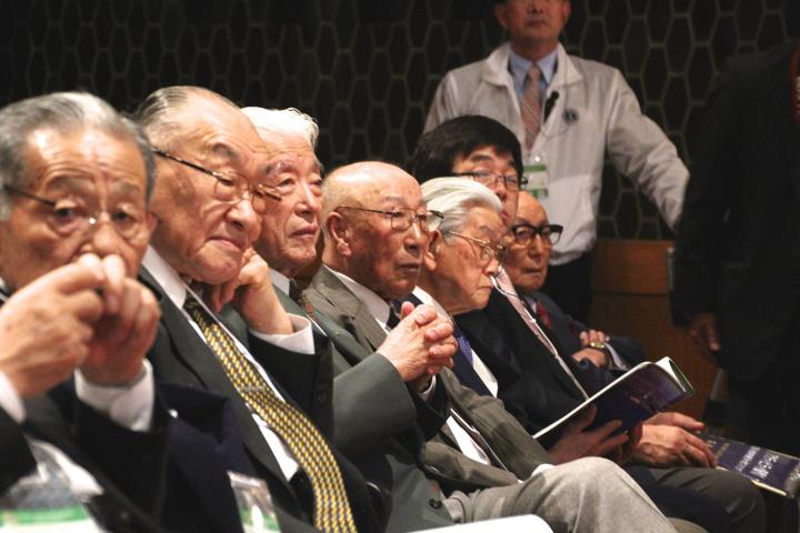L沼田正男(中央)等、大会参加長寿賞の受賞者たち。