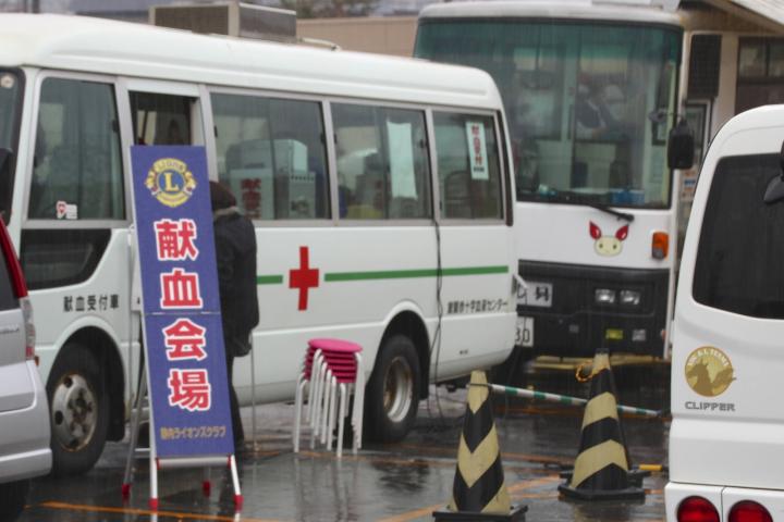 イオン静内店の駐車場での献血受付。