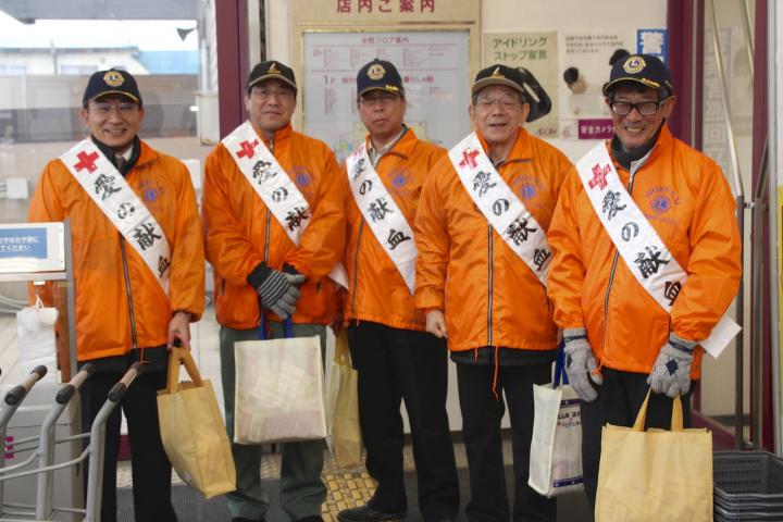 イオン静内店で献血の協力を呼び掛けるライオン達。