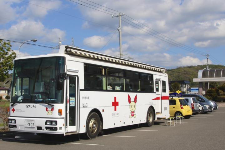 静仁会静内病院前の移動採血車。