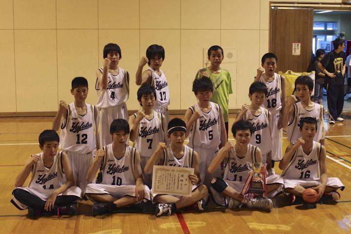 優勝した勇払中学校の選手達。