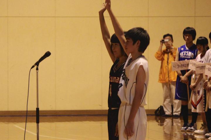 静内中学校の阿部杏奈主将、黒田葵主将による選手宣誓。