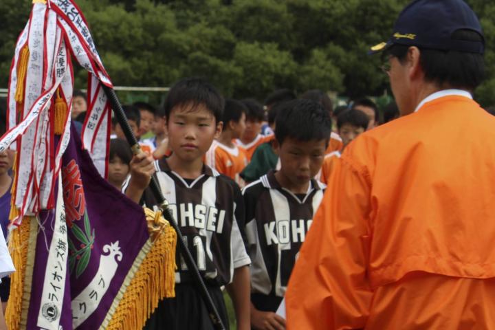 選抜大会の優勝旗は高静サッカースポーツ少年団の手に。