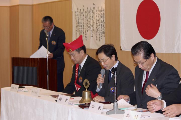 幹事報告する幹事L菅沼学。