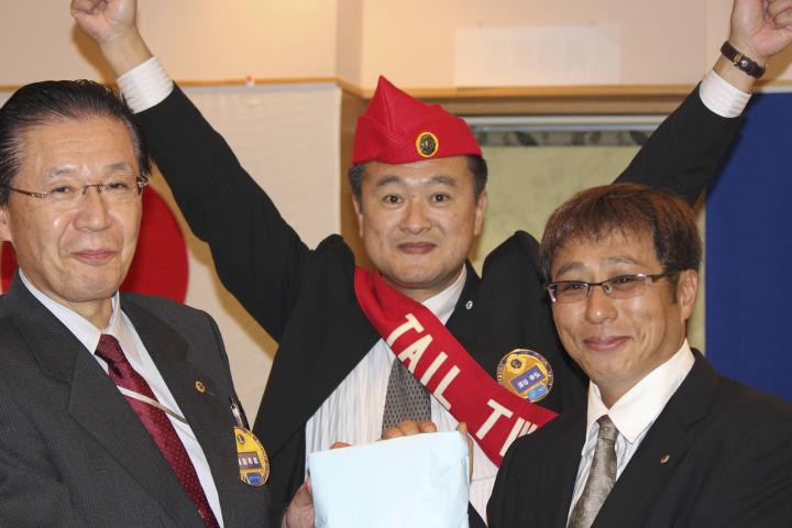 優勝チームの代表、L久坂進（右）。