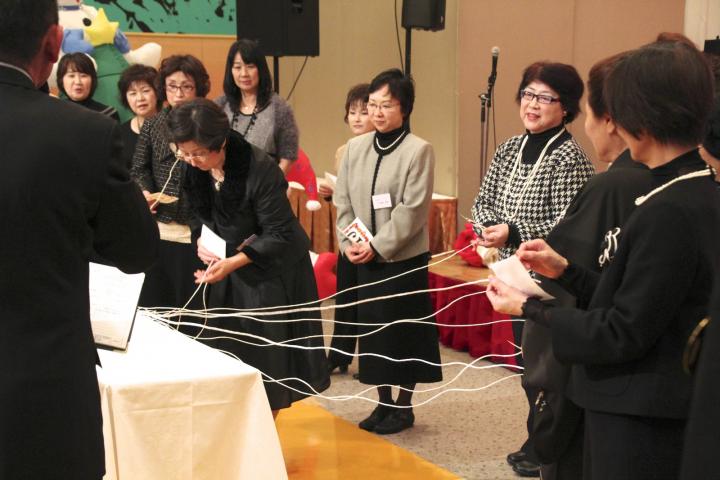 今年のライオンレディの余興は、宝引き大会。