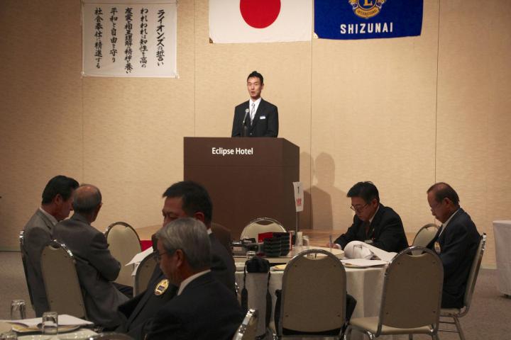 講演中の静内エクリプスホテル代表取締役、前田忍氏。