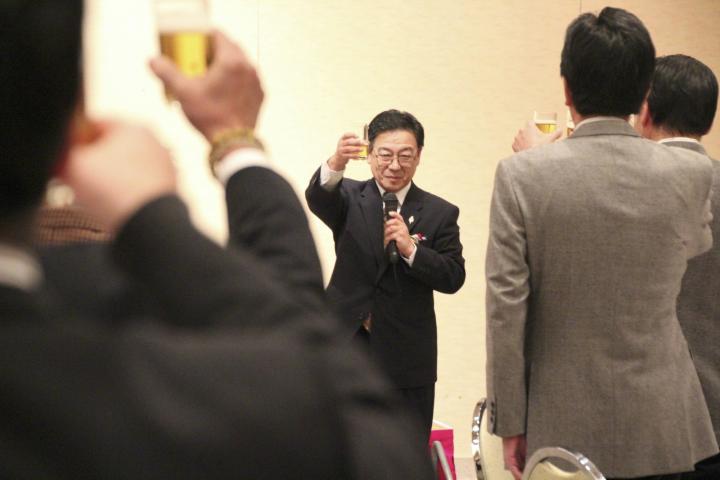 ウィ・サーブで乾杯の音頭を取る前会長L田畑隆章。当日誕生日でした。