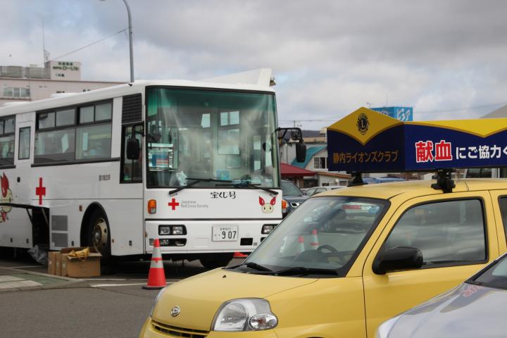 新ひだか町公民館の駐車場で準備中の移動採血車・広報車。