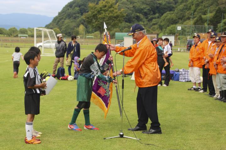 優勝旗を受け取る高静サッカースポーツ少年団。