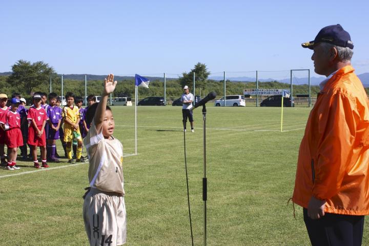 選手宣誓するArearea FCの欅田キャプテン。