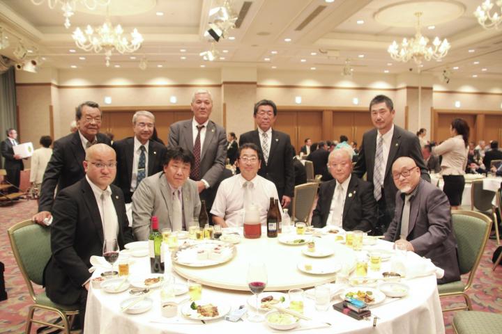 静内ライオンズクラブの現執行部と次期と次次期会長、333-E地区大洗ライオンズクラブの方々と。