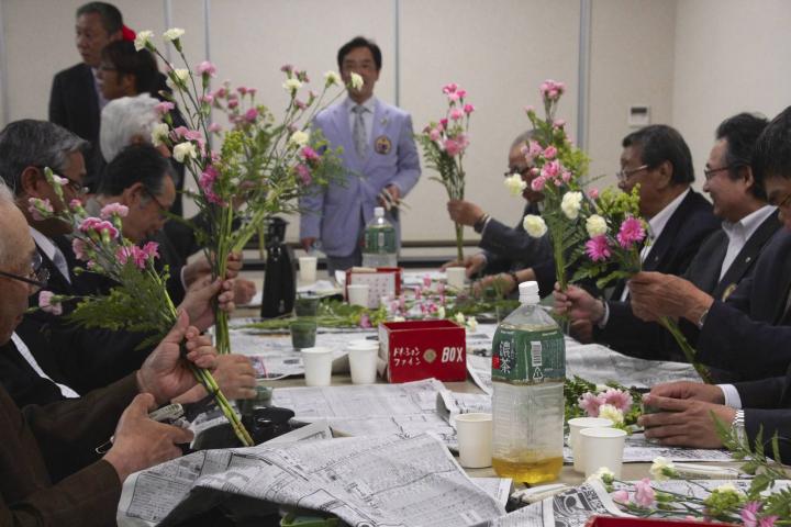 生花に夢中の会員の皆さん。