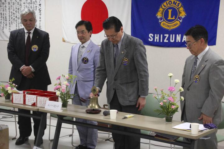 開会ゴングと閉会ゴングの間に、開場に花が一杯咲きました。