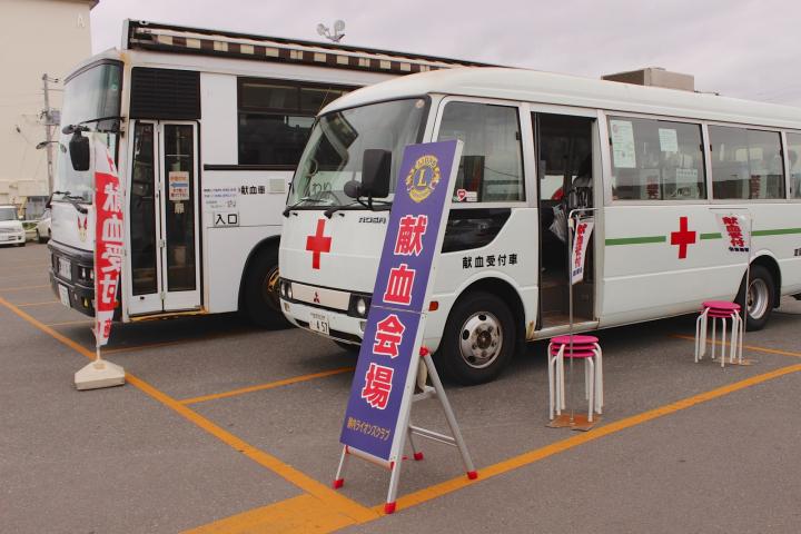 イオン静内店に駐車した献血バス。