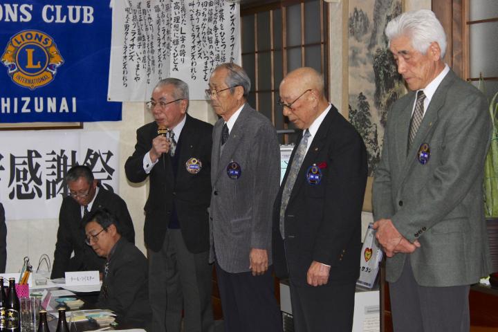 長期皆出席者の皆さん。左から、L日向寺正幸(46年)、L山下芳夫(34年)、L沼田正男(28年)とL野村高明(26年)。