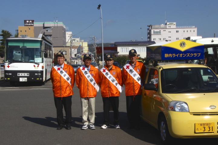 新ひだか町公民館の駐車場で、広報車と並んで。