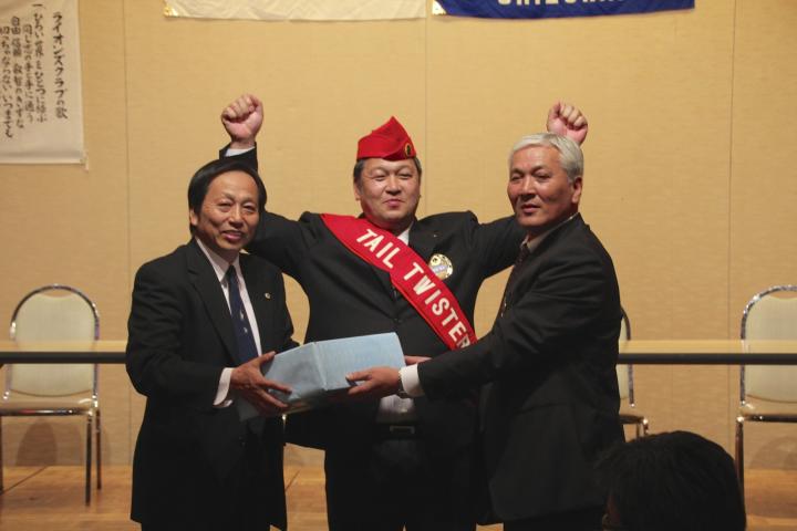 優勝した第1卓を代表して、L飛山和幸と会長L石井諭。