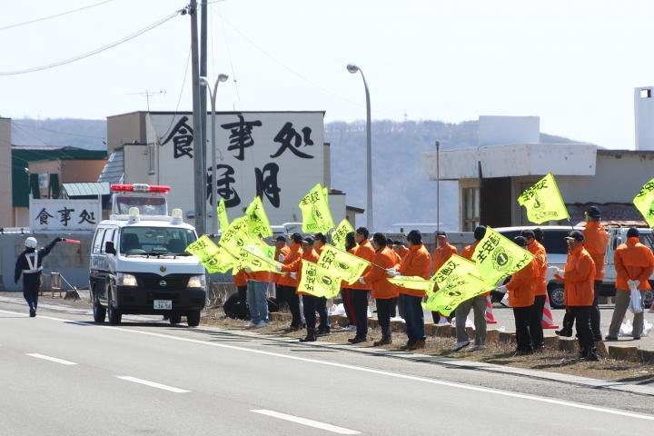 国道沿いに旗を振って、安全運転を呼び掛けました。