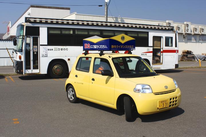 マックスバリュ静内店から出発する広報車。