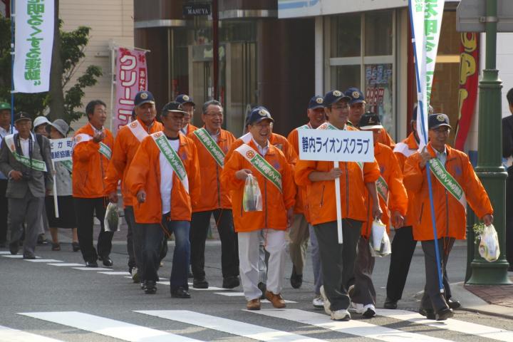 御幸通りを行進する静内LC会員。