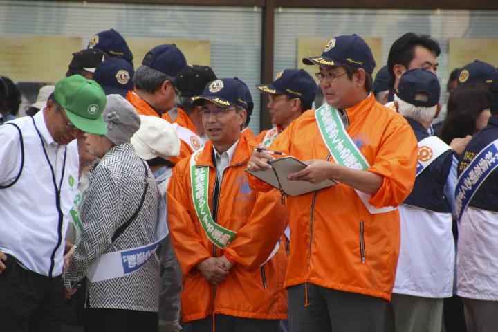 開会式前に集まる静内LC会員。