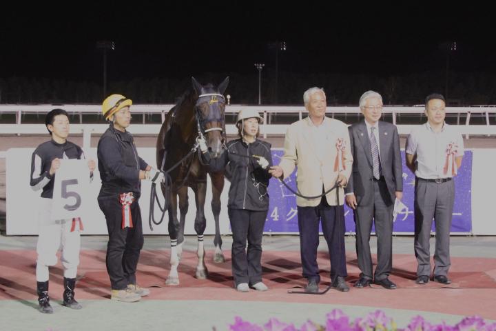 優勝したスムライノモン、会長L石井諭（右から3人目）とリジョンチェアパーソンL福森希志雄（右から2人目）。