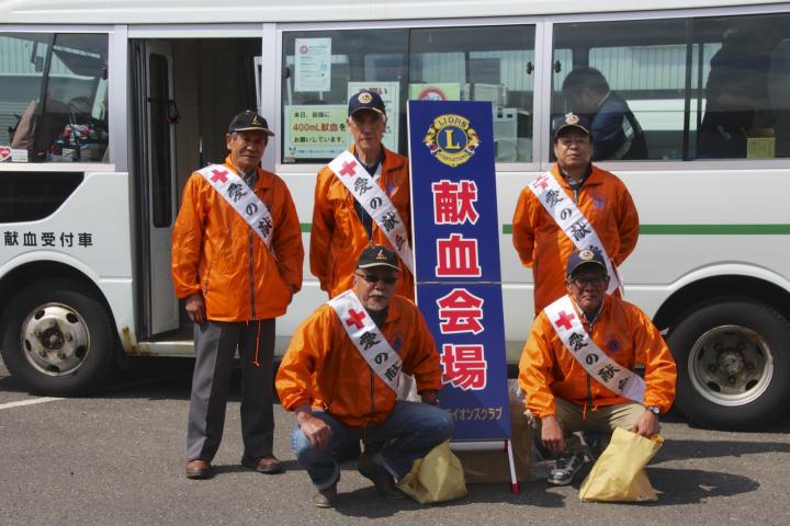 北海道電力(株)静内水力･電力センター前に集まった会員たち。
