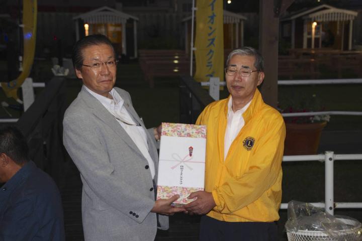 門別LC会長L浅野賢（右）から焼酎を頂きました。