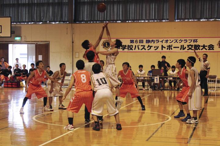 新ひだか町山手体育館で、男子決勝戦の開始。