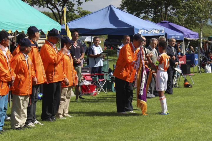 浦河サッカースポーツ少年団が優勝旗を返還。