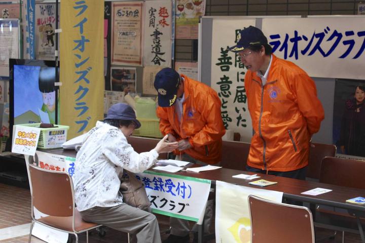 献眼の登録をしてくれる町民の方。