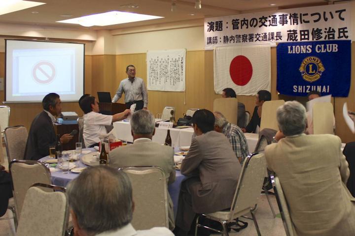 この見慣れない道路標識はなんでしょうか。正解：通行止めです。