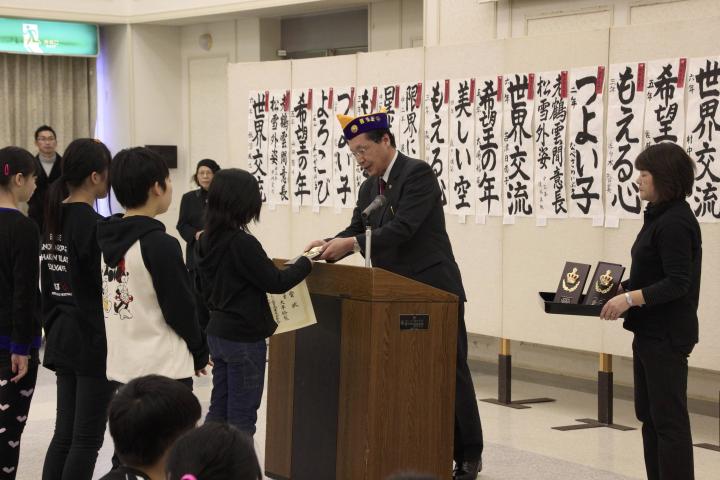 静内ライオンズクラブ会長賞を授賞する会長L梅庭和敏。