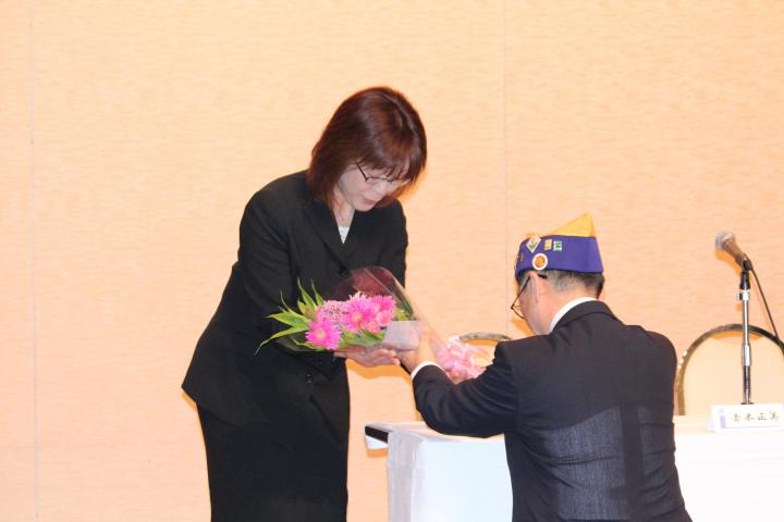 会長から、青木氏奥様に花束のプレゼントがありました。