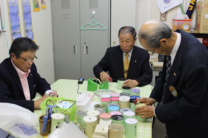 愛の缶詰めの開封作業。