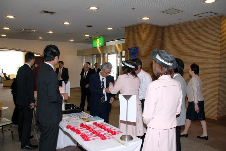 洲本ライオンズクラブ御一行の到着。会長Ｌ酒井一成を町観光協会ミさくら大使がお出迎え