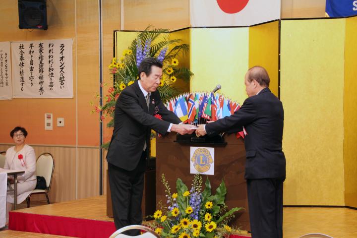 55周年記念アクティビティ目録贈呈　式典委員長　 Ｌ 津山　茂