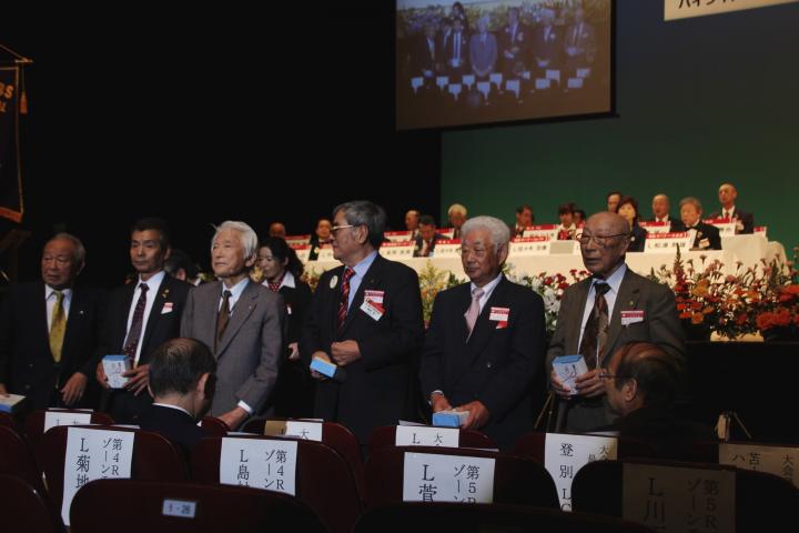 大会参加最長寿賞を受賞したL沼田正男（右端）。