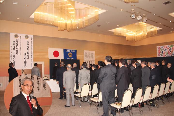 例会の様子　　(左側) 挨拶をする　L.原　順一 会長