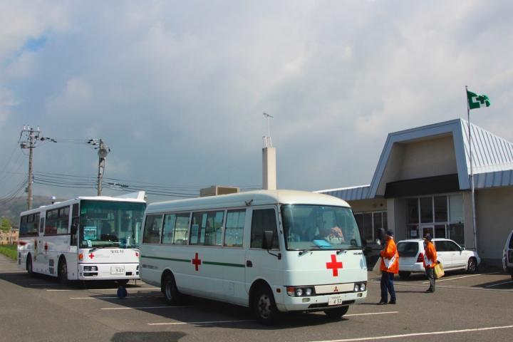 北海道電力(株)静内水力･電力センター前の移動採血車。