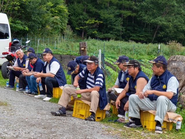 一休憩してランナーと到着を待つ会員達