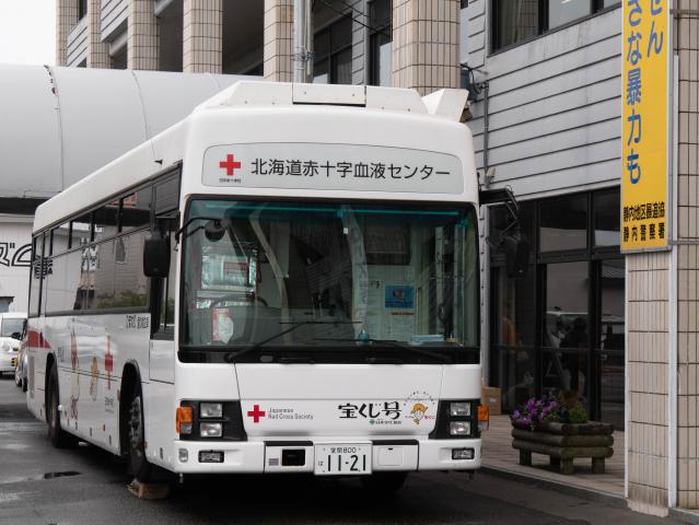 新ひだか町役場前の「宝くじ号」