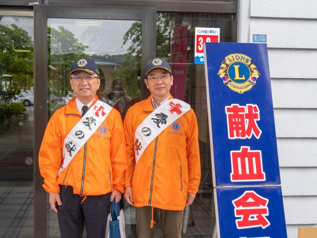 新年度早々初奉仕活動する会長L菅沼学(右)