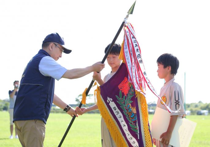 優勝旗授与